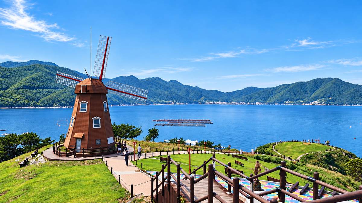 巨济岛风之丘风车与海湾全景