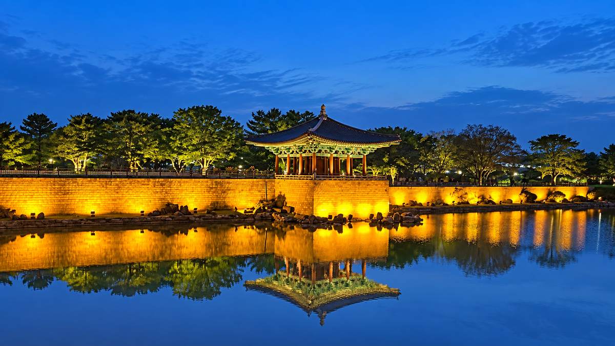 庆州东宫与月池夜景及水中倒影