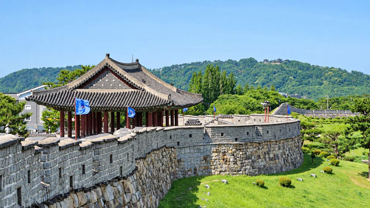 水原华城城墙与传统楼阁全景
