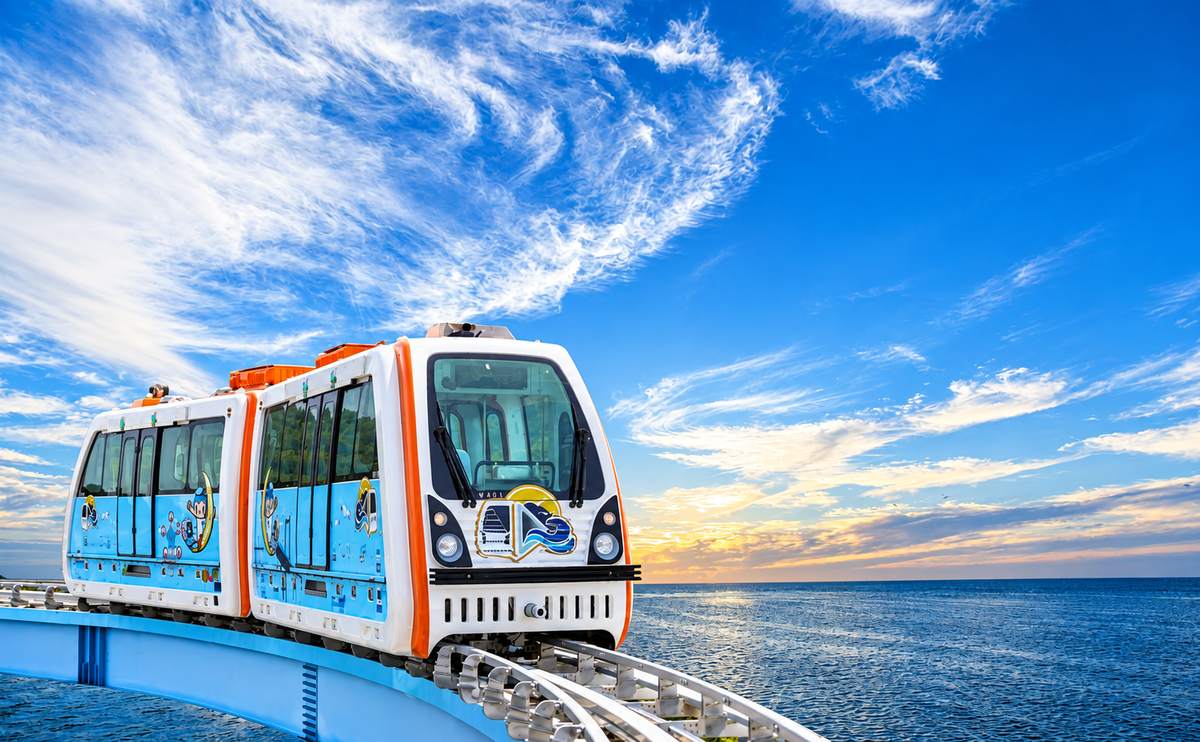 月尾海岸列车沿海行驶的实景
